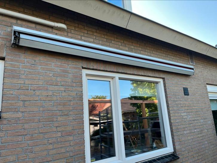 Zonnescherm oranje/rood 4 meter breed, Tuin en Terras, Zonneschermen, Gebruikt, Knikarmscherm, 300 cm of meer, 250 cm tot 450 cm
