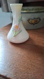 BELLEEK ireland eierporselein bebloemd vaasje co fermanach, Antiek en Kunst, Ophalen of Verzenden