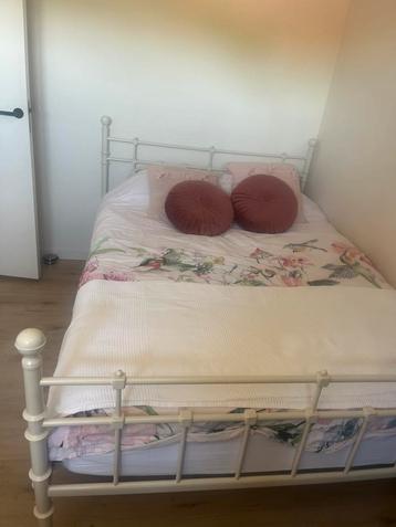 Bedframe exclusief beddengoed, inclusief lattenbodem beschikbaar voor biedingen