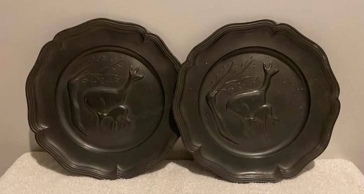 Tinnen Borden met Hertenreliëf - Set van 2, Antiek en Kunst, Antiek | Tin, Ophalen of Verzenden