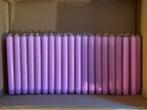 60 vintage nieuwe lila kaarsen van de Bijenkorf, Huis en Inrichting, Nieuw, Minder dan 25 cm, Ophalen of Verzenden, Kaars