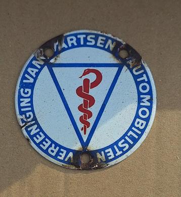 Emaille bordje, autogrille, gril embleem van de VVVA (arts). beschikbaar voor biedingen