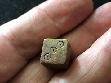 Romeinse DOBBELSTEEN van bot Bodemvondst archeologie beschikbaar voor biedingen