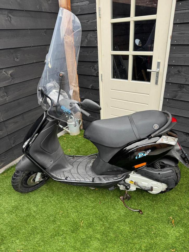 Piaggio Zip 4-takt 2015 /zwart/ lage km-stand – 2 helmen, Fietsen en Brommers, Scooters | Piaggio, Gebruikt, Zip, Maximaal 25 km/u