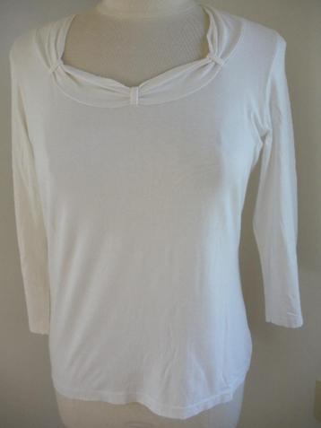 GERMAINE t- shirt ecru met mooie hals maat M