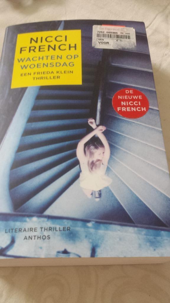 Nicci French - Wachten op woensdag, Boeken, Thrillers, Zo goed als nieuw, Wereld overig, Ophalen of Verzenden