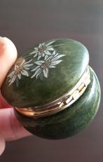 Groen pillendoos met bloemmotief  ,ringdoos sieradendoosje, Antiek en Kunst, Ophalen of Verzenden