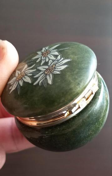 Groen pillendoos met bloemmotief  ,ringdoos sieradendoosje beschikbaar voor biedingen