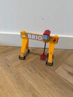 Goed geel Brio houten trein gantry crane kraan 33097 spelen, Ophalen of Verzenden, Gebruikt