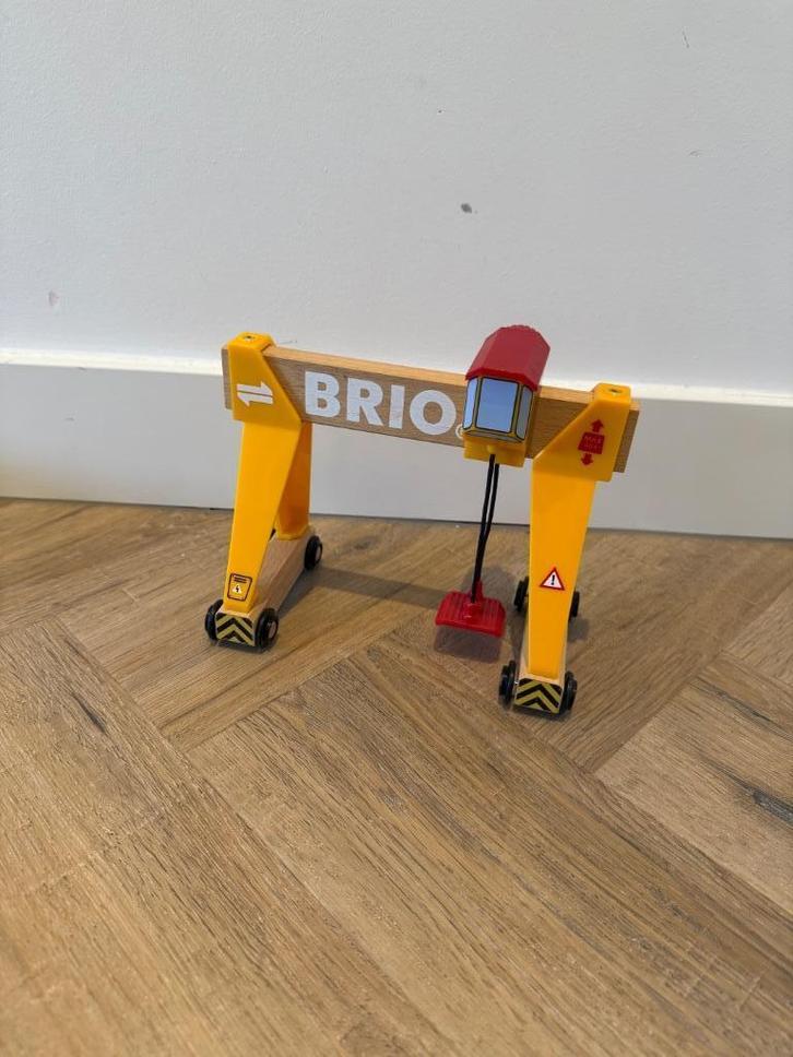 Goed geel Brio houten trein gantry crane kraan 33097 spelen, Kinderen en Baby's, Speelgoed | Houten speelgoed, Gebruikt, Ophalen of Verzenden