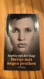 Sophie van der Stap - Meisje met negen pruiken, Ophalen of Verzenden, Zo goed als nieuw, Sophie van der Stap
