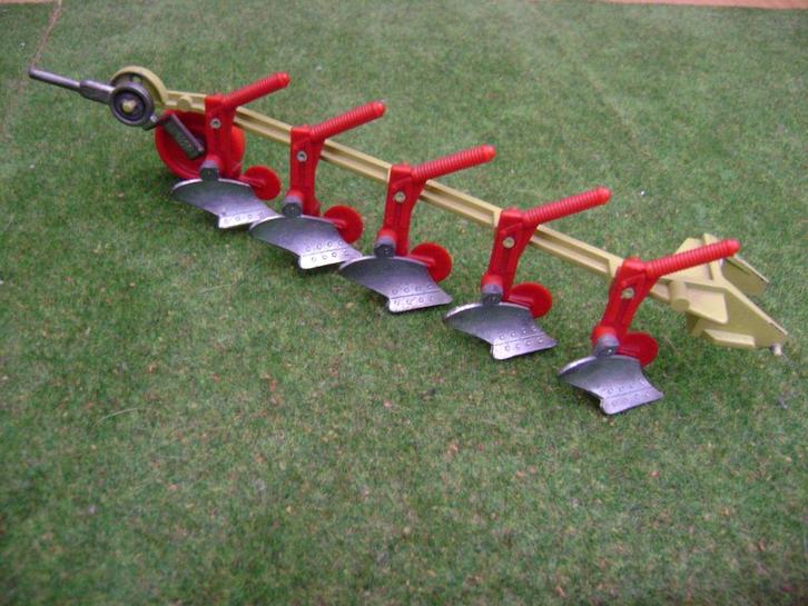 5-schaar rondgaande ploeg van Siku met stocknummer. 1951, Hobby en Vrije tijd, Modelauto's | 1:32, Zo goed als nieuw, Tractor of Landbouw