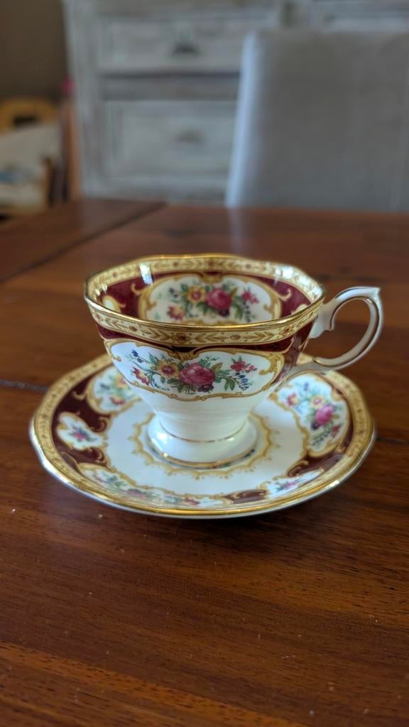 Royal Albert Lady Hamilton dameskop en schotel, Antiek en Kunst, Antiek | Servies los, Ophalen of Verzenden
