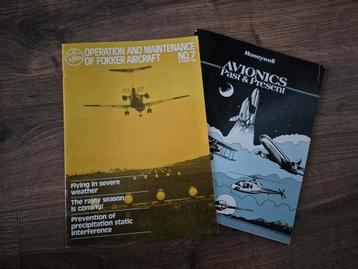 Twee boekjes operation and maintenance Fokker en Honeywell   beschikbaar voor biedingen