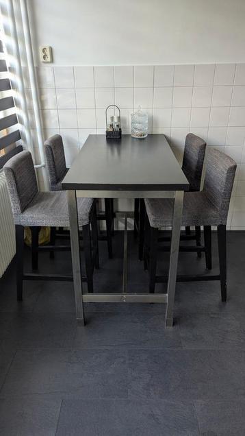 Nette bartafel met 4 barkrukken  beschikbaar voor biedingen