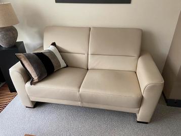 Nieuwe lederen 2-zits bank MOET WEG beschikbaar voor biedingen