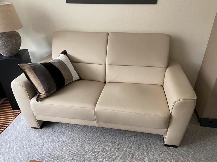 Nieuwe lederen 2-zits bank MOET WEG, Huis en Inrichting, Banken | Sofa's en Chaises Longues, Zo goed als nieuw, Tweepersoons, 75 tot 100 cm