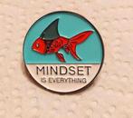 Metalen pin met vis: Mindset is everything - Nieuw!, Verzamelen, Speldjes, Pins en Buttons, Ophalen of Verzenden, Nieuw