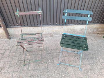 Twee stoeltjes om op te knappen voor een bistrosetje beschikbaar voor biedingen