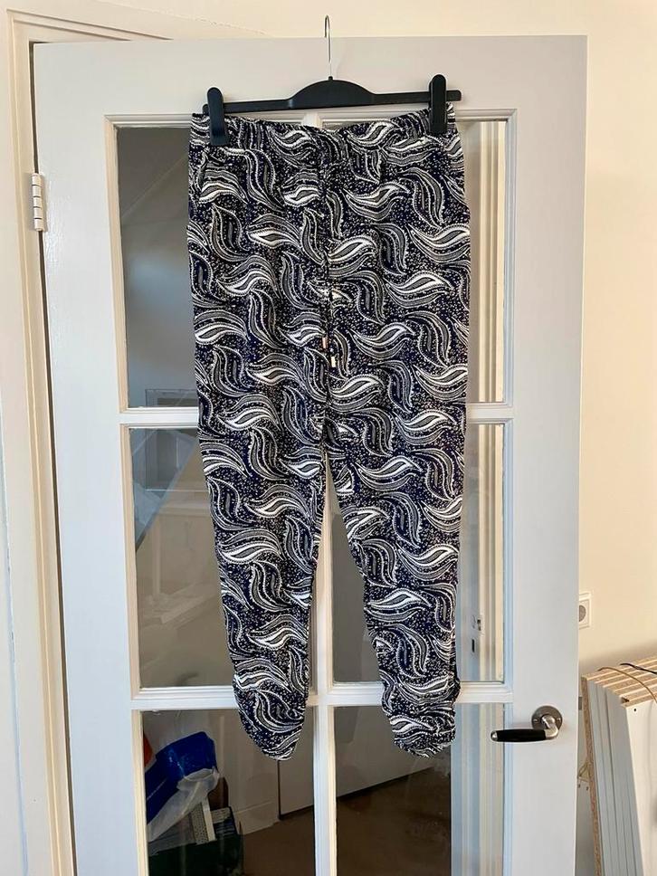 Leuke blauwe broek met print - Maat XXL, Kleding | Dames, Broeken en Pantalons, Zo goed als nieuw, Maat 46/48 (XL) of groter, Blauw
