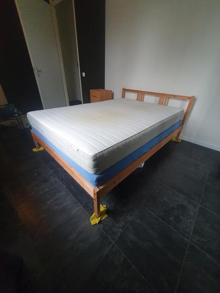 Bed: Gratis 2 veermatrassen + houten bedframe, Huis en Inrichting, Slaapkamer | Bedden, Gebruikt, Tweepersoons, 140 cm, Hout, Ophalen