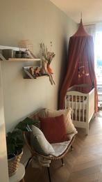 Houten spijlenbedje met matras, twee hoogtes, wit, vintage, Kinderen en Baby's, Babywiegjes en Ledikanten, Ophalen of Verzenden