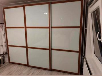 Grote kersenhouten kledingkast met glazen schuifdeuren beschikbaar voor biedingen