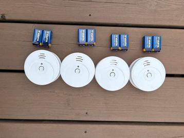 4 rookmelders + 8 extra batterijen beschikbaar voor biedingen