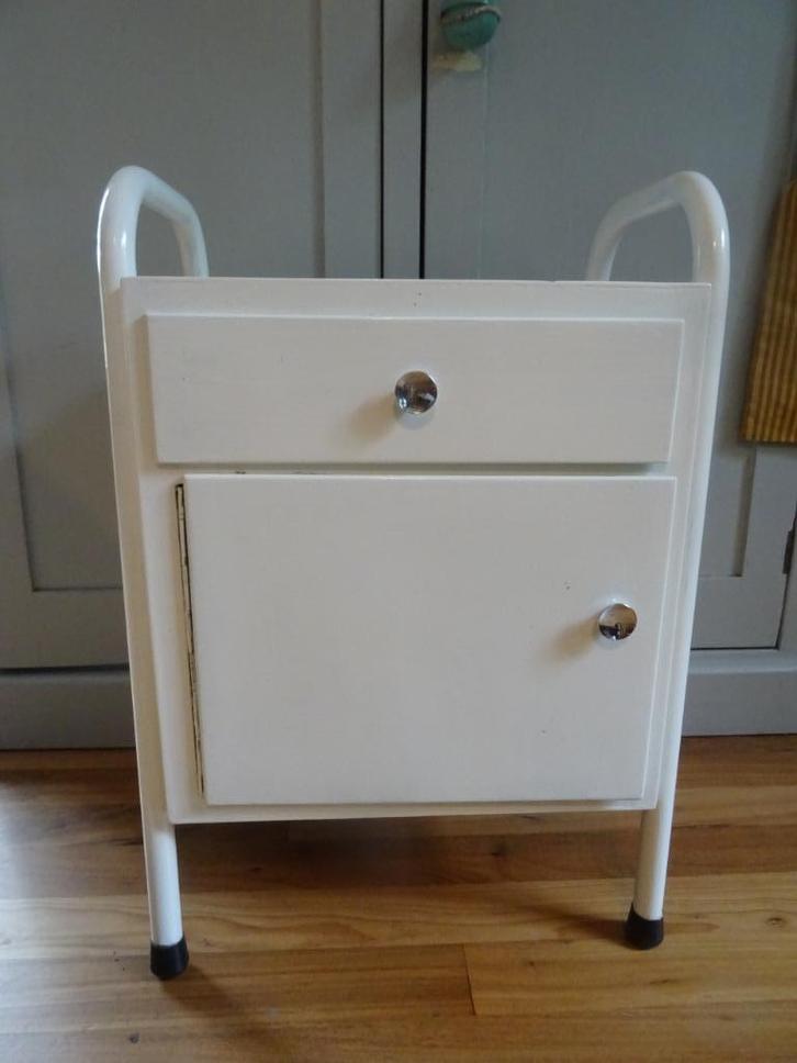 mooi nachtkastje / nacht kastje, Huis en Inrichting, Slaapkamer | Nachtkastjes, Zo goed als nieuw, 70 cm of meer, Minder dan 45 cm