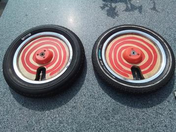 TRAPAUTO WIELEN MET LUCHTBANDEN  2 STUKS   29 CM / 31 CM beschikbaar voor biedingen