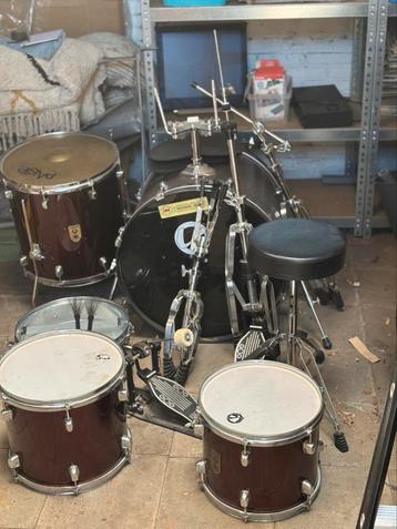 Compleet drumstel en een keyboard onderstel beschikbaar voor biedingen