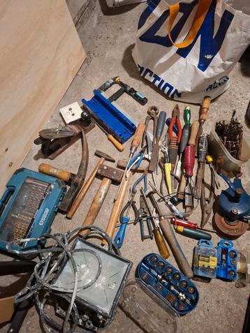 Gereedschap  Handgereedschap beschikbaar voor biedingen