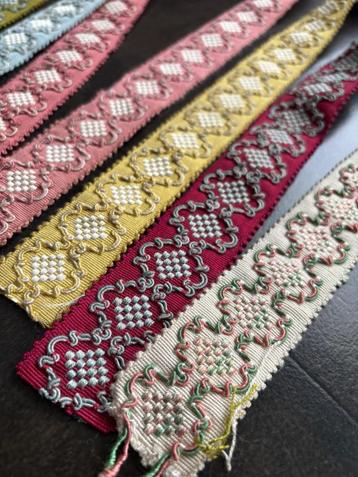 Antieke unieke reliëf geweven sierbandjes diverse kleuren beschikbaar voor biedingen