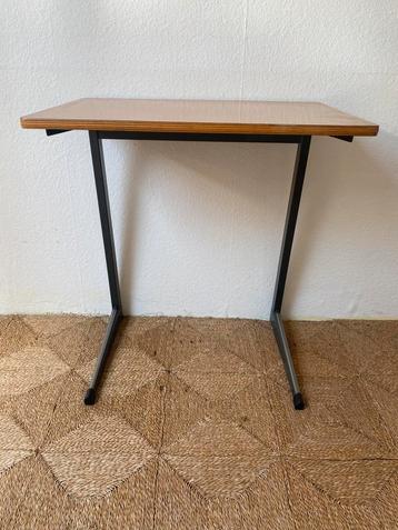 Schoolbureautje beschikbaar voor biedingen