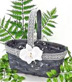 Zeer mooie 'grijs wash' rieten bloemenmandje., Ophalen of Verzenden, Nieuw, Feestartikel, Geboorte of Huwelijk