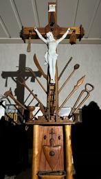 Antiek Kruisbeeld met Jezus en Passiewerktuigen, Ophalen of Verzenden