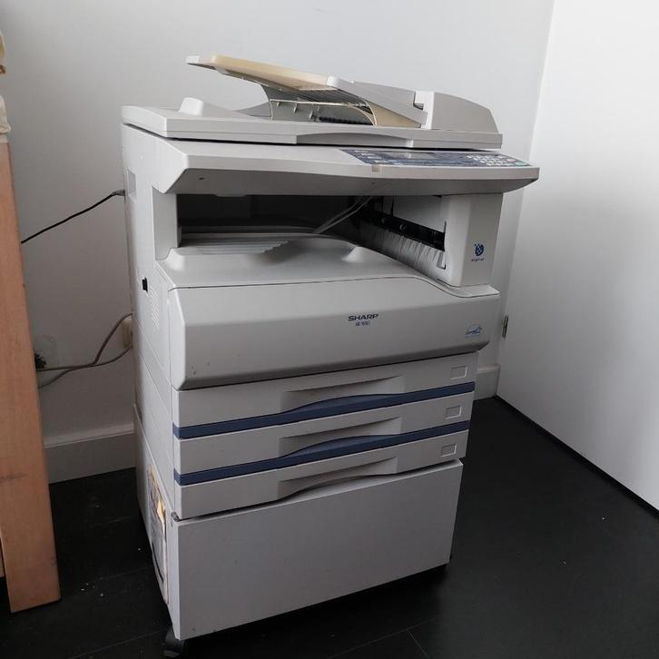 Printer SHARP laser met 3 papierbakken en opbergkast, Computers en Software, Printers, Gebruikt, Kopieermachine, Laserprinter