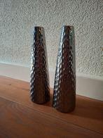 2 vazen glas 28 cm hoog antraciet brons glans met reliëf, Overige kleuren, Ophalen of Verzenden, Minder dan 50 cm, Glas