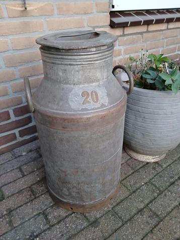 Nette gebruikte melkbus - decoratie beschikbaar voor biedingen