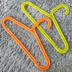24 kleerhangers kleer hangers in diverse 🌈 kleuren, Ophalen of Verzenden, Gebruikt, Kunststof, Kinderen en Volwassenen
