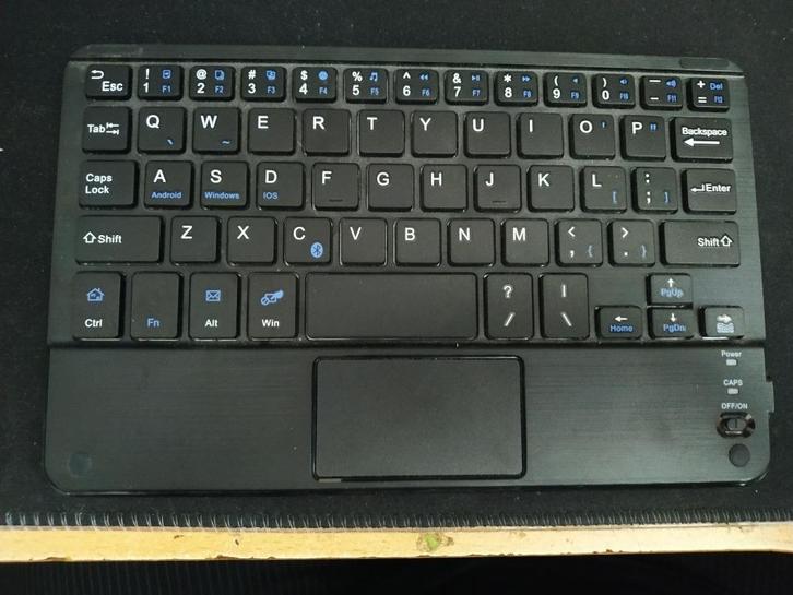 Bluetooth mini toetsenbord met touch pad, Computers en Software, Toetsenborden, Zo goed als nieuw, Qwerty, Draadloos, Opvouwbaar