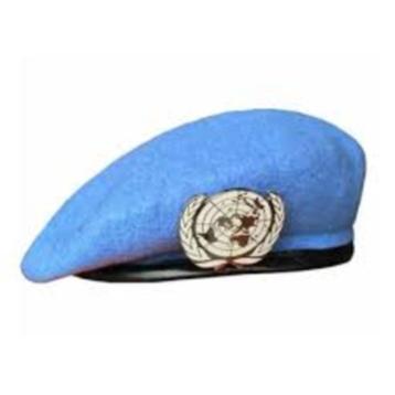 VN Blauwe Nato baret met embleem beschikbaar voor biedingen