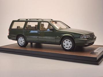 1:18 Volvo 960 Estate - Olive Green - Inclusief Luxe vitrine beschikbaar voor biedingen