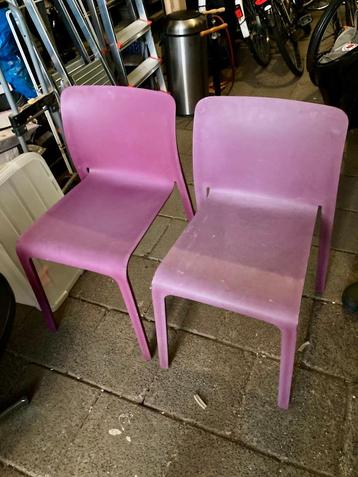Twee stoelen Magis First design by Stefano Giovannoni beschikbaar voor biedingen