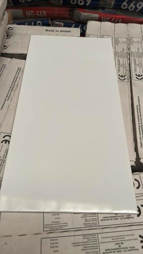 123 m2 glans witte wandtegels € 6,- per m2, Doe-het-zelf en Verbouw, Tegels, Nieuw, Vloertegels, Keramiek, 60 cm of meer, 60 cm of meer