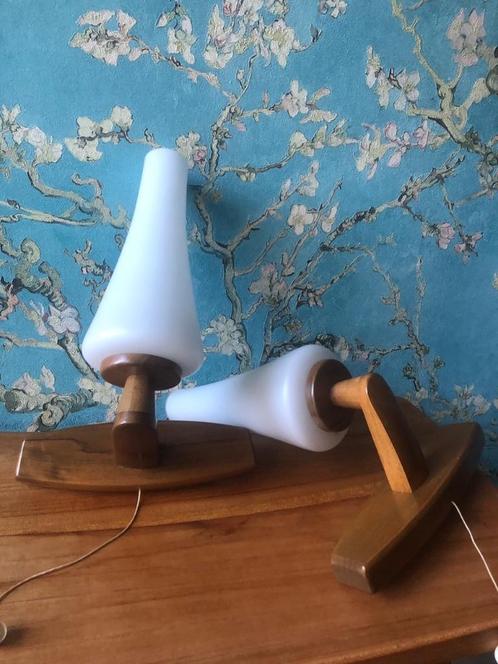Retro vintage houten wandlampen / bedlampjes met wit glas, Huis en Inrichting, Lampen | Wandlampen, Gebruikt, Glas, Hout, Verzenden