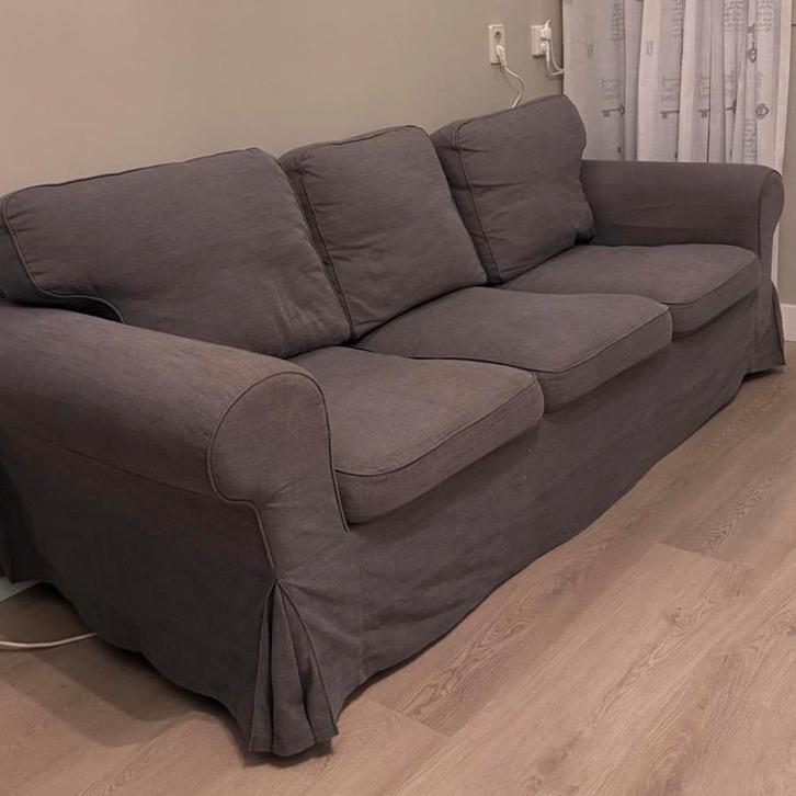 Gratis Ektorp IKEA bank - Grijs, Huis en Inrichting, Banken | Bankstellen, Gebruikt, Rechte bank, Driepersoons, 200 tot 250 cm