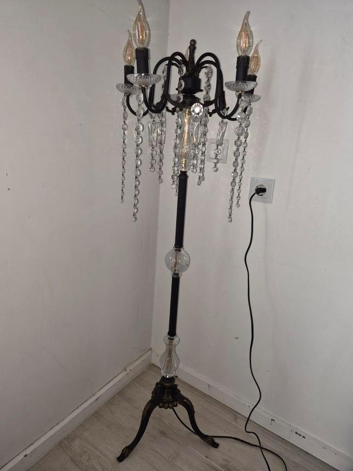 Staande zwarte kroonluchter met kristallen, Huis en Inrichting, Lampen | Vloerlampen, Zo goed als nieuw, 100 tot 150 cm, Overige materialen