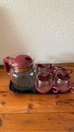 Theepot met 4 theeglazen bordeaux rood jaren 70, Overige typen, Ophalen of Verzenden, Overige stijlen, Glas