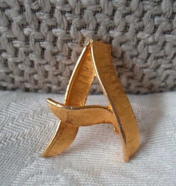 Broche letter A. Verguld., Sieraden, Tassen en Uiterlijk, Broches, Zo goed als nieuw, Overige materialen, Goud, Ophalen of Verzenden